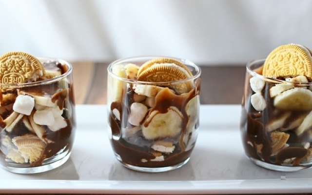 Banana marshmallow fudge parfait Ingredients per glass: 3 Marshmallow Krispie Oreos – crumbled 1/3 banana handful mini marshmallows 3...
